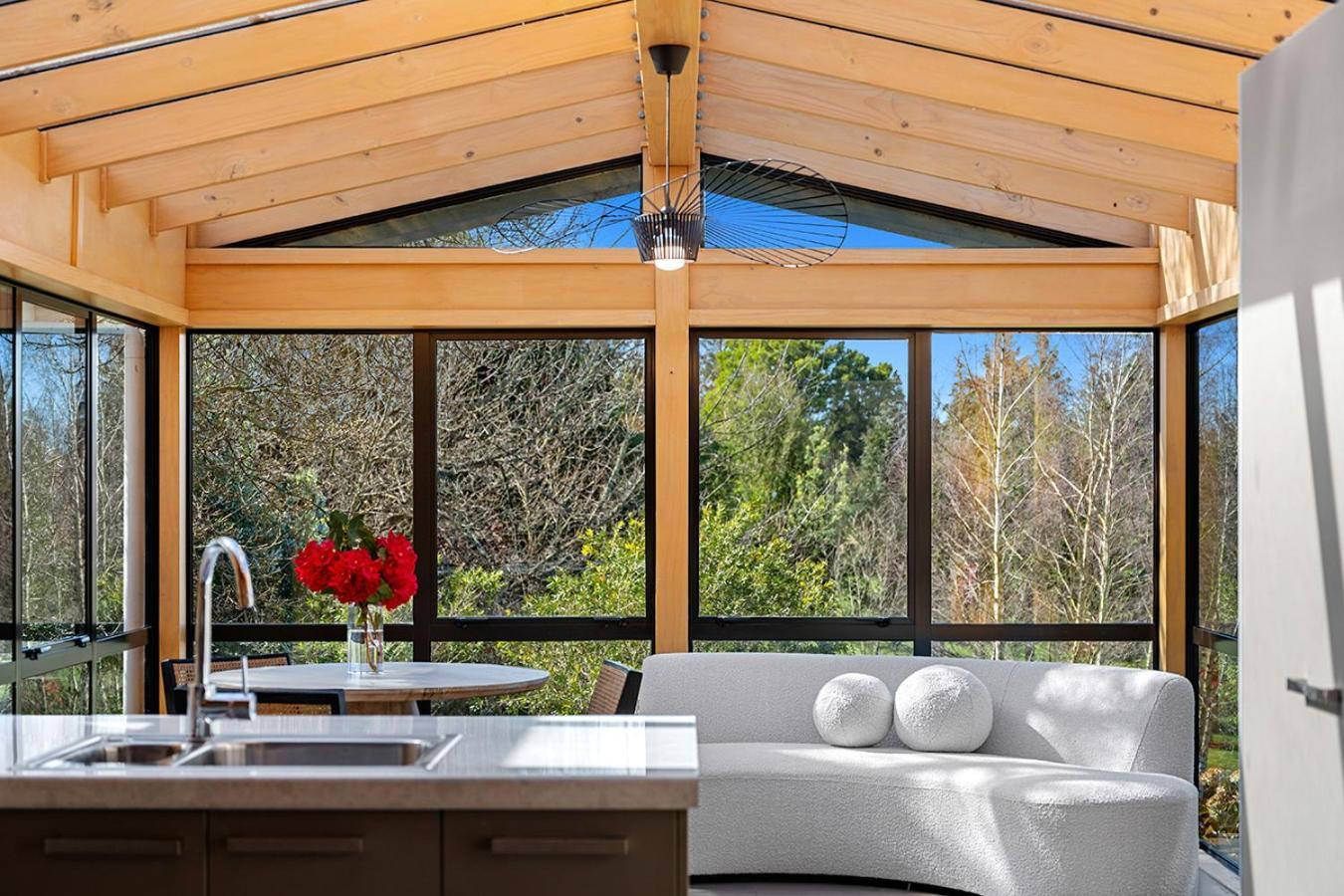 Mountviews Lodge Taupo Exterior photo